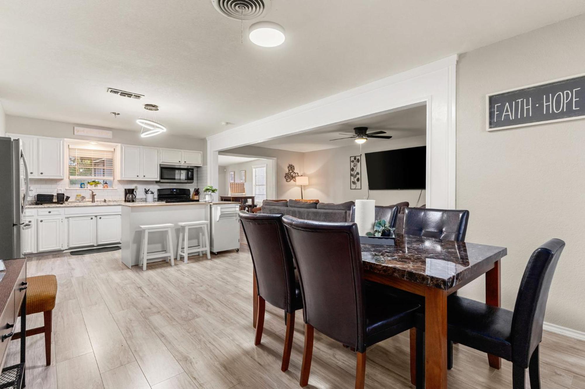 Cozy 3 Bedroom With Hot Tub 2 Min Away From Lackland San Antonio Eksteriør bilde