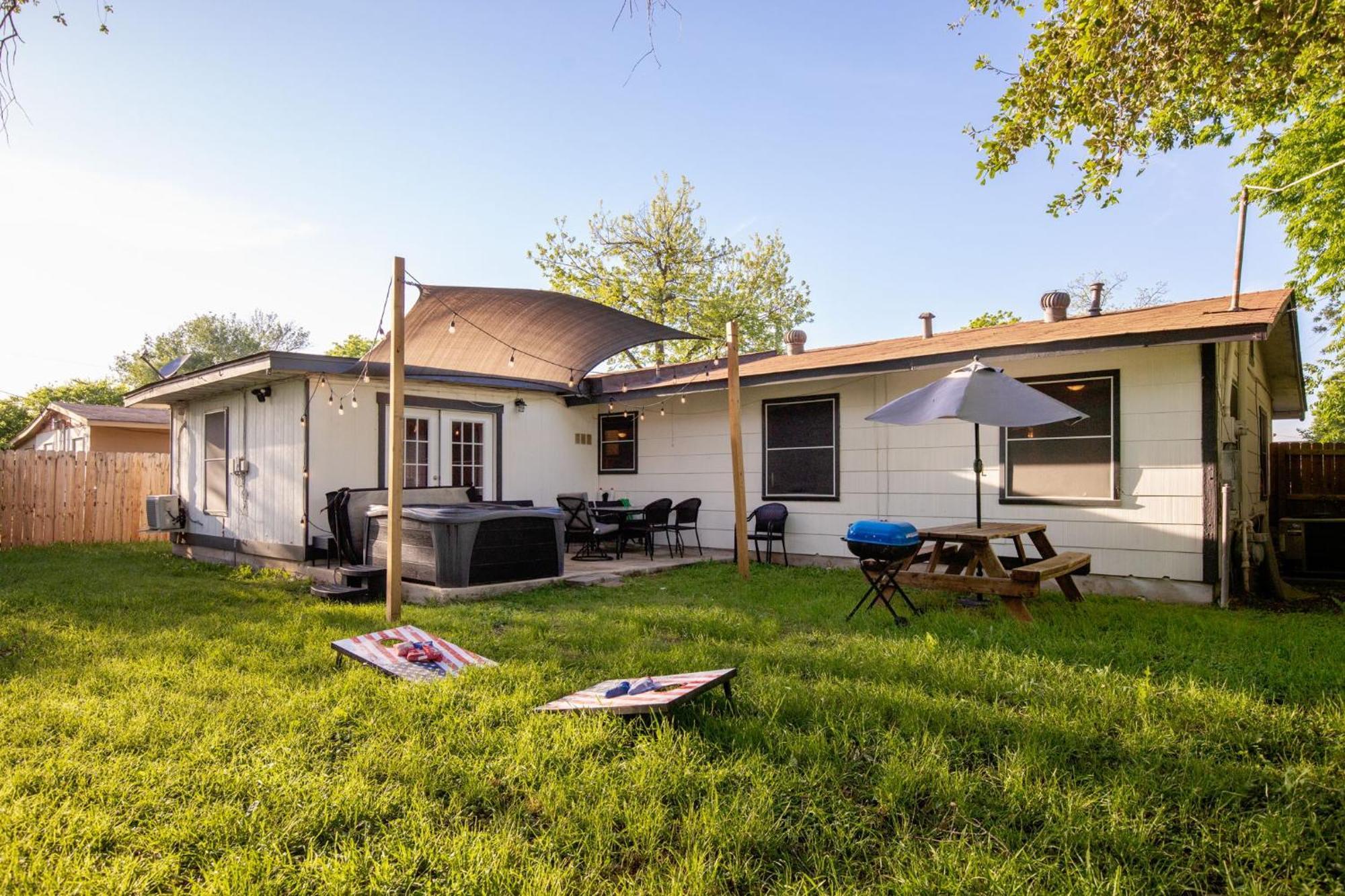 Cozy 3 Bedroom With Hot Tub 2 Min Away From Lackland San Antonio Eksteriør bilde